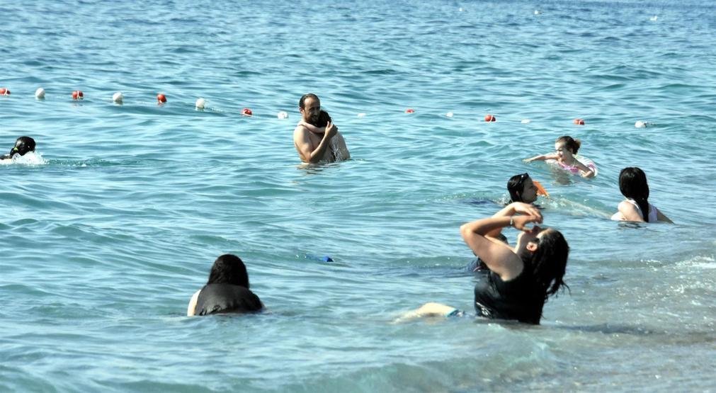 Vanın mavi bayraklı plajına tatilci akını