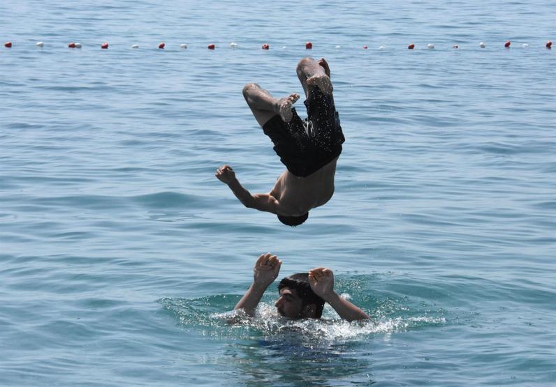 Vanın mavi bayraklı plajına tatilci akını