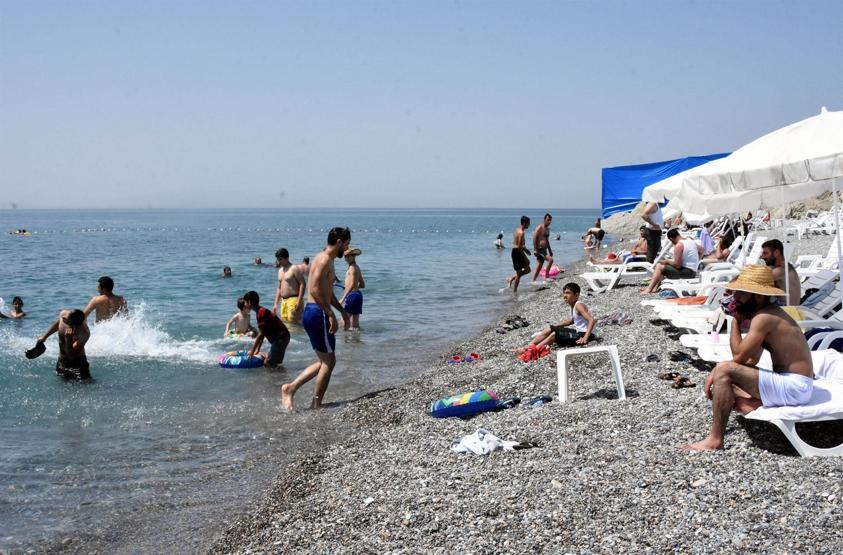 Vanın mavi bayraklı plajına tatilci akını