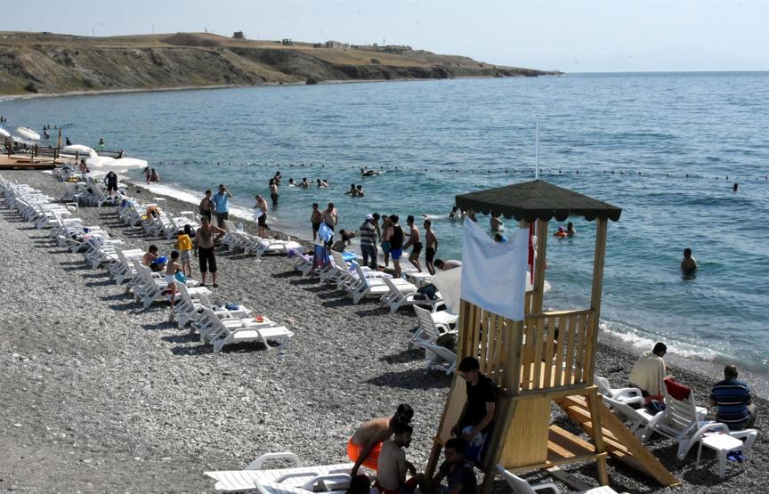 Vanın mavi bayraklı plajına tatilci akını
