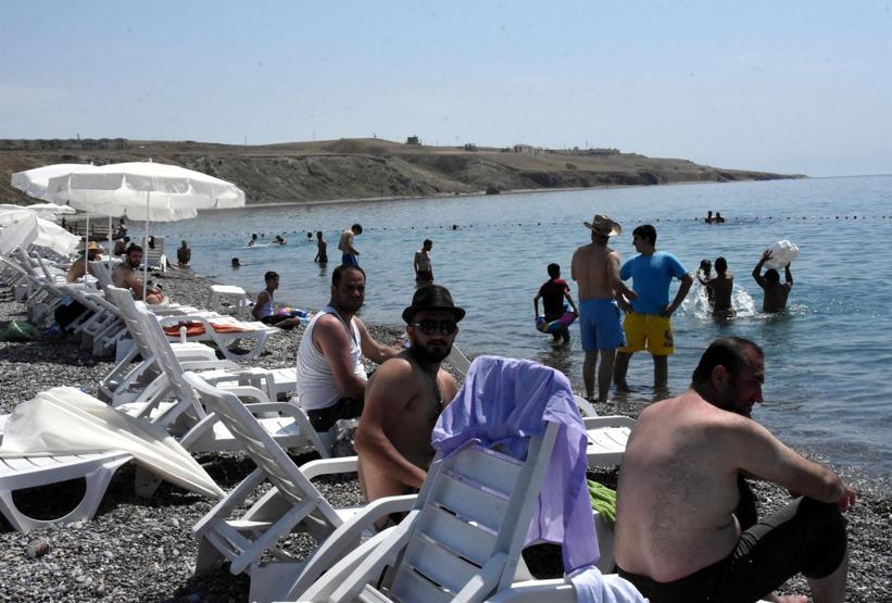 Vanın mavi bayraklı plajına tatilci akını