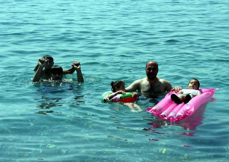 Vanın mavi bayraklı plajına tatilci akını