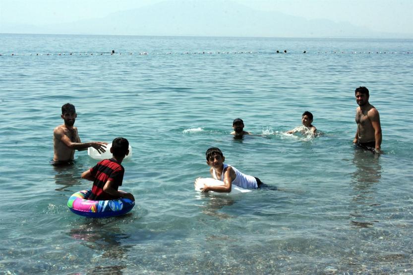 Vanın mavi bayraklı plajına tatilci akını