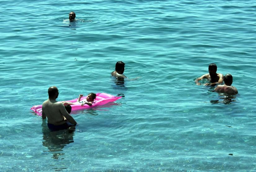 Vanın mavi bayraklı plajına tatilci akını
