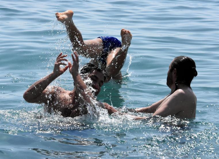 Vanın mavi bayraklı plajına tatilci akını
