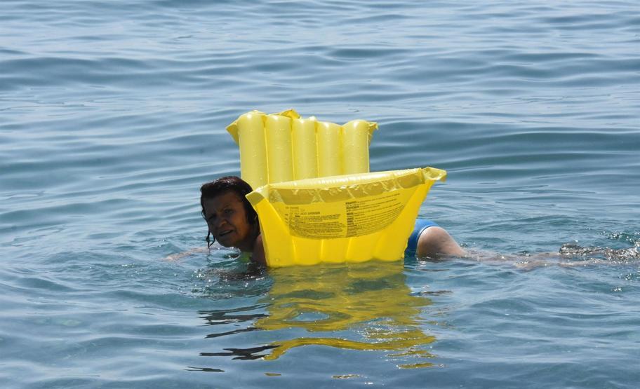 Vanın mavi bayraklı plajına tatilci akını