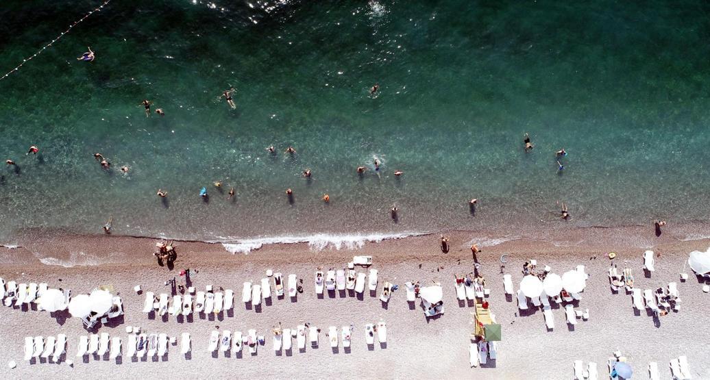 Vanın mavi bayraklı plajına tatilci akını