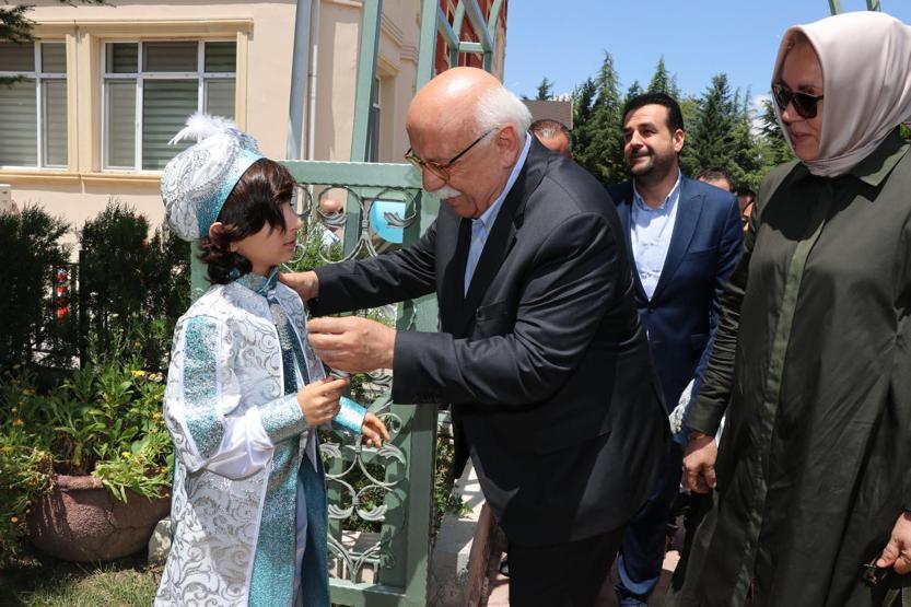 Valinin makam aracı şehidin oğlunun sünnet arabası oldu