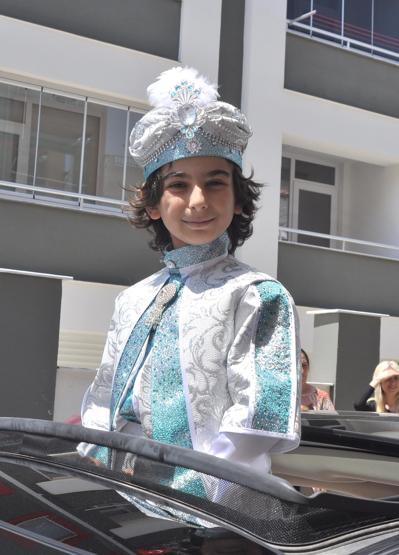 Valinin makam aracı şehidin oğlunun sünnet arabası oldu