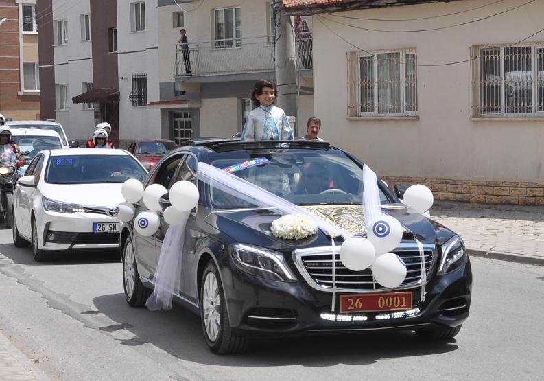Valinin makam aracı şehidin oğlunun sünnet arabası oldu