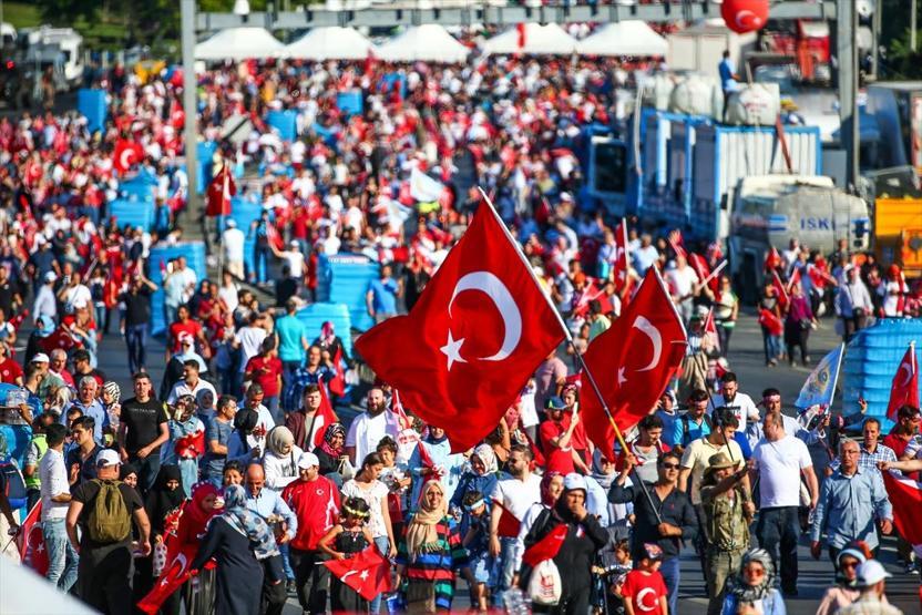 15 Temmuz Şehitler Köprüsünde oluşturulan alanı vatandaşlar doldurdu