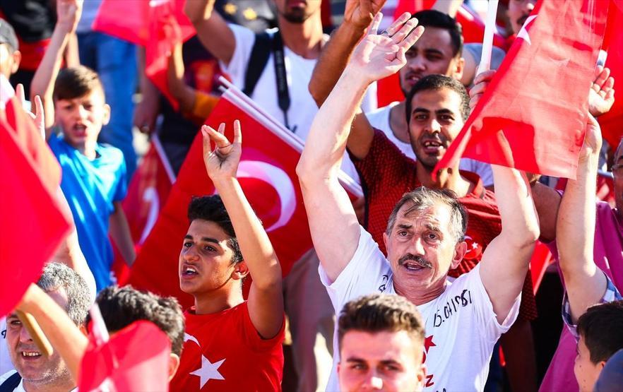 15 Temmuz Şehitler Köprüsünde oluşturulan alanı vatandaşlar doldurdu