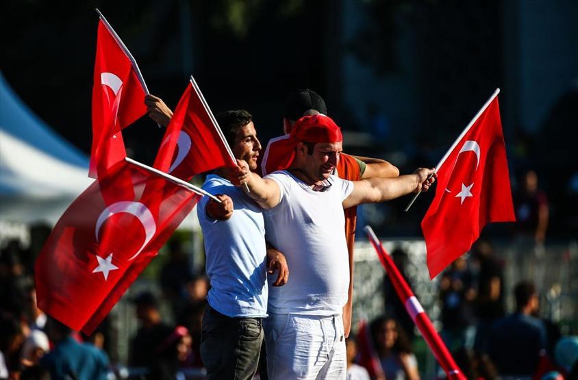 15 Temmuz Şehitler Köprüsünde oluşturulan alanı vatandaşlar doldurdu