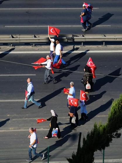 15 Temmuz Şehitler Köprüsünde oluşturulan alanı vatandaşlar doldurdu