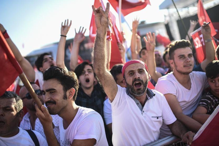 15 Temmuz Şehitler Köprüsünde oluşturulan alanı vatandaşlar doldurdu