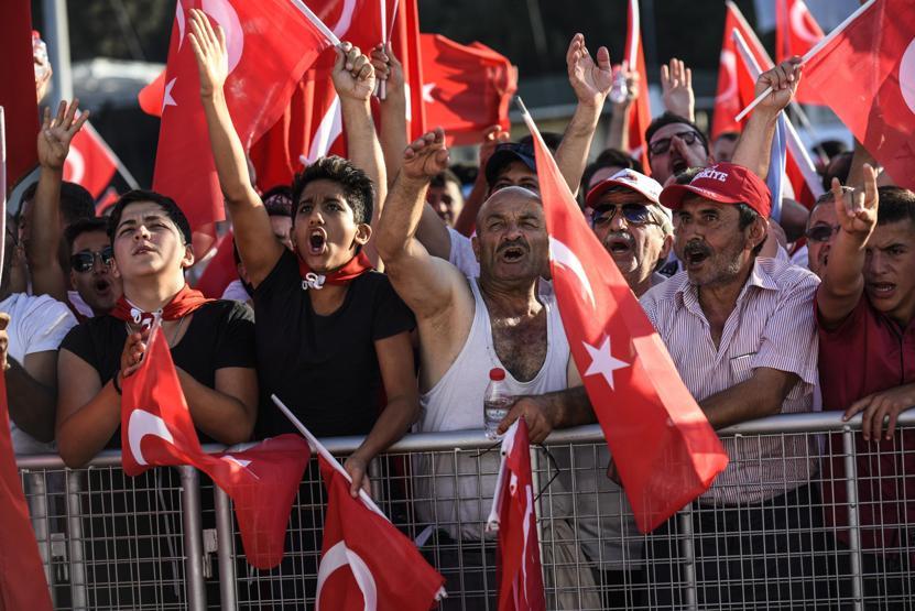 15 Temmuz Şehitler Köprüsünde oluşturulan alanı vatandaşlar doldurdu