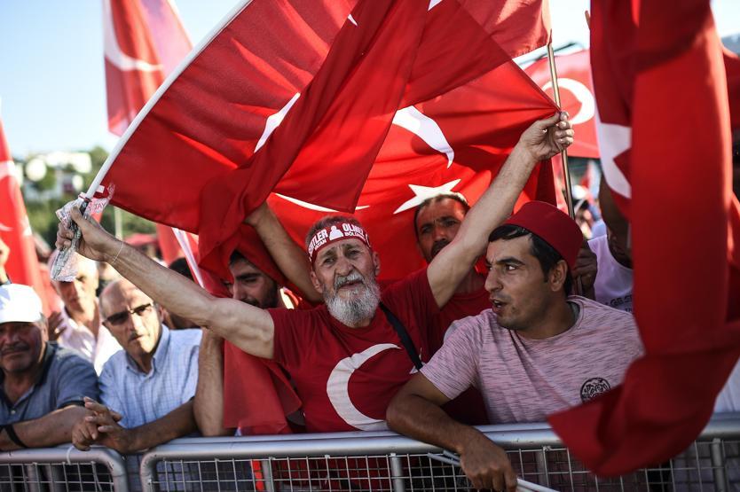 15 Temmuz Şehitler Köprüsünde oluşturulan alanı vatandaşlar doldurdu
