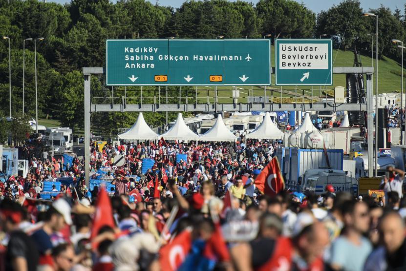 15 Temmuz Şehitler Köprüsünde oluşturulan alanı vatandaşlar doldurdu