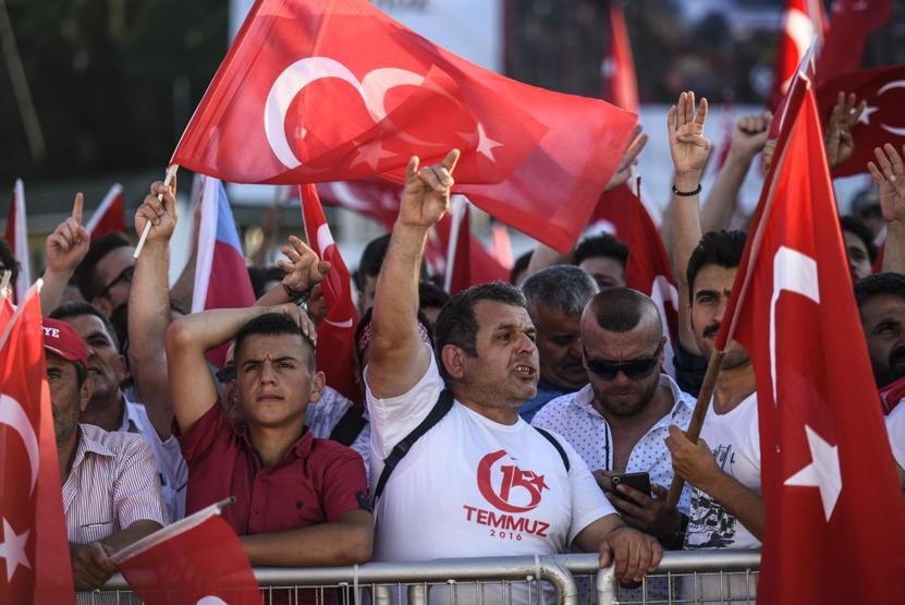 15 Temmuz Şehitler Köprüsünde oluşturulan alanı vatandaşlar doldurdu