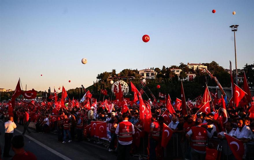15 Temmuz Şehitler Köprüsünde oluşturulan alanı vatandaşlar doldurdu