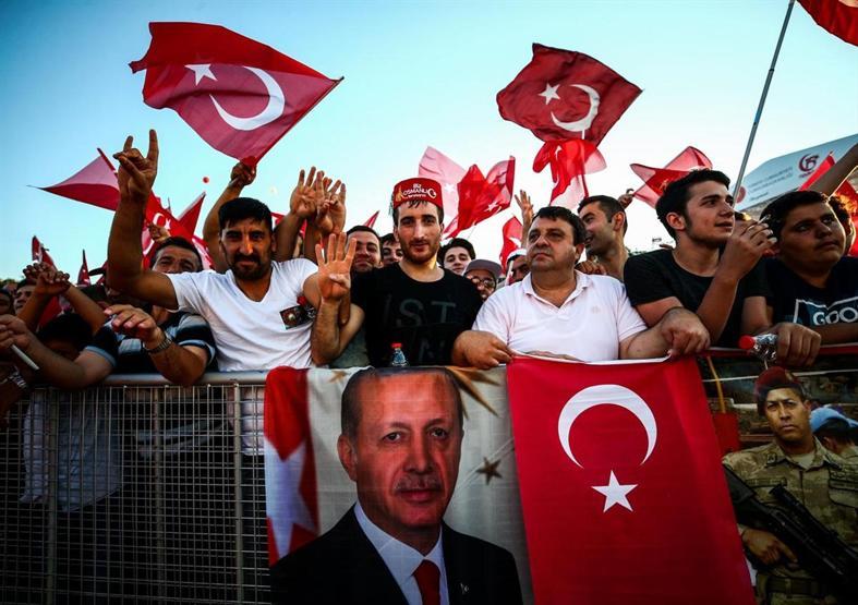 15 Temmuz Şehitler Köprüsünde oluşturulan alanı vatandaşlar doldurdu