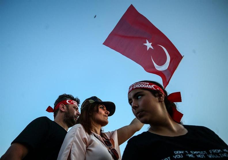 15 Temmuz Şehitler Köprüsünde oluşturulan alanı vatandaşlar doldurdu