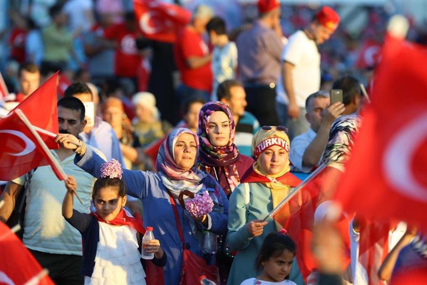 15 Temmuz Şehitler Köprüsünde oluşturulan alanı vatandaşlar doldurdu