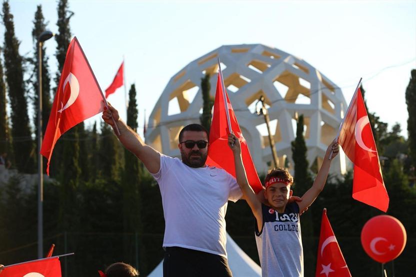 15 Temmuz Şehitler Köprüsünde oluşturulan alanı vatandaşlar doldurdu