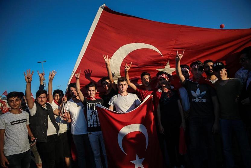15 Temmuz Şehitler Köprüsünde oluşturulan alanı vatandaşlar doldurdu