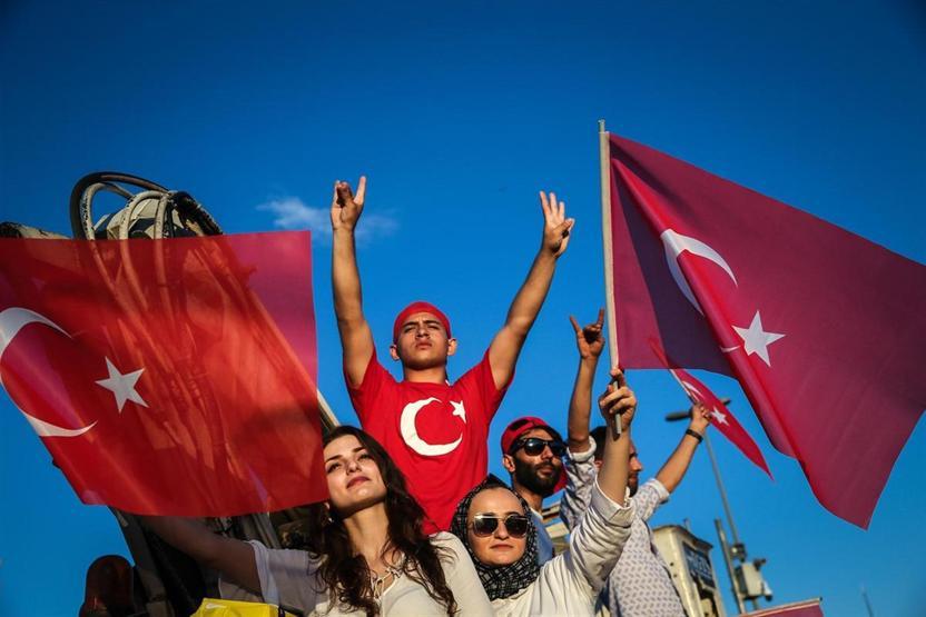 15 Temmuz Şehitler Köprüsünde oluşturulan alanı vatandaşlar doldurdu
