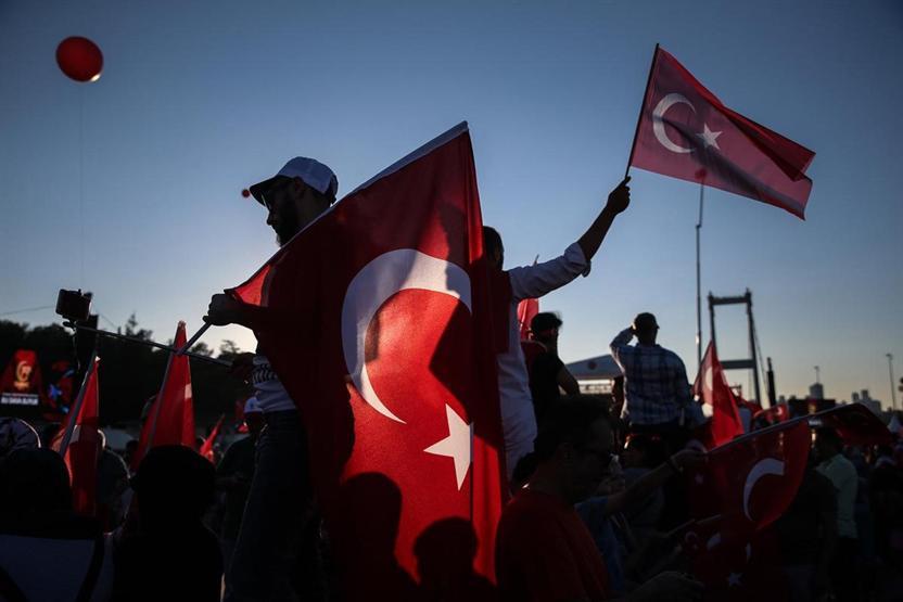 15 Temmuz Şehitler Köprüsünde oluşturulan alanı vatandaşlar doldurdu