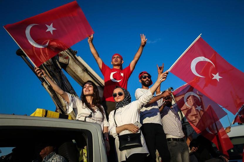 15 Temmuz Şehitler Köprüsünde oluşturulan alanı vatandaşlar doldurdu