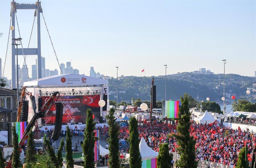 15 Temmuz Şehitler Köprüsünde oluşturulan alanı vatandaşlar doldurdu