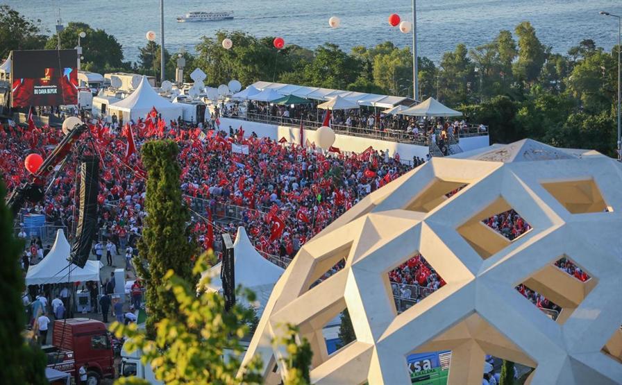 15 Temmuz Şehitler Köprüsünde oluşturulan alanı vatandaşlar doldurdu