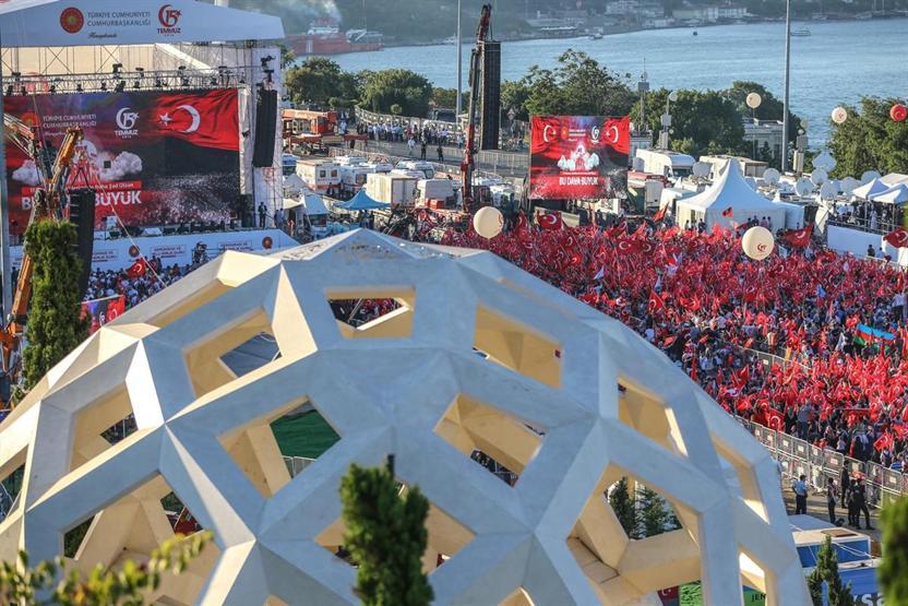 15 Temmuz Şehitler Köprüsünde oluşturulan alanı vatandaşlar doldurdu