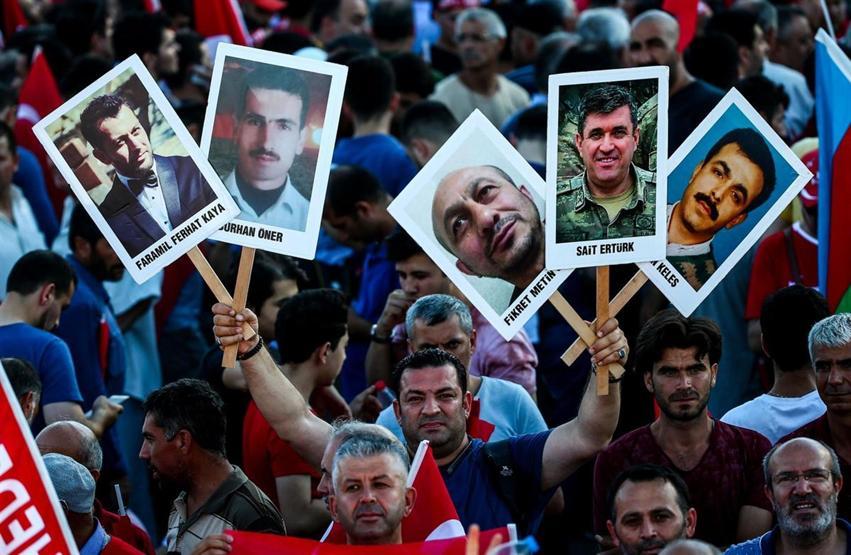 15 Temmuz Şehitler Köprüsünde oluşturulan alanı vatandaşlar doldurdu