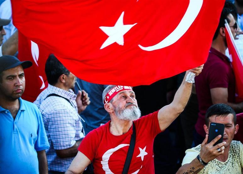15 Temmuz Şehitler Köprüsünde oluşturulan alanı vatandaşlar doldurdu