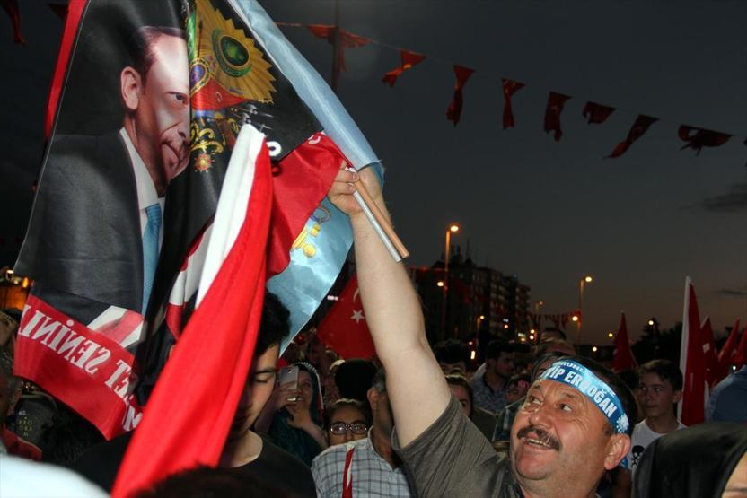 15 Temmuz Şehitler Köprüsünde oluşturulan alanı vatandaşlar doldurdu