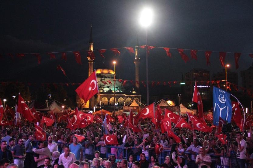 15 Temmuz Şehitler Köprüsünde oluşturulan alanı vatandaşlar doldurdu