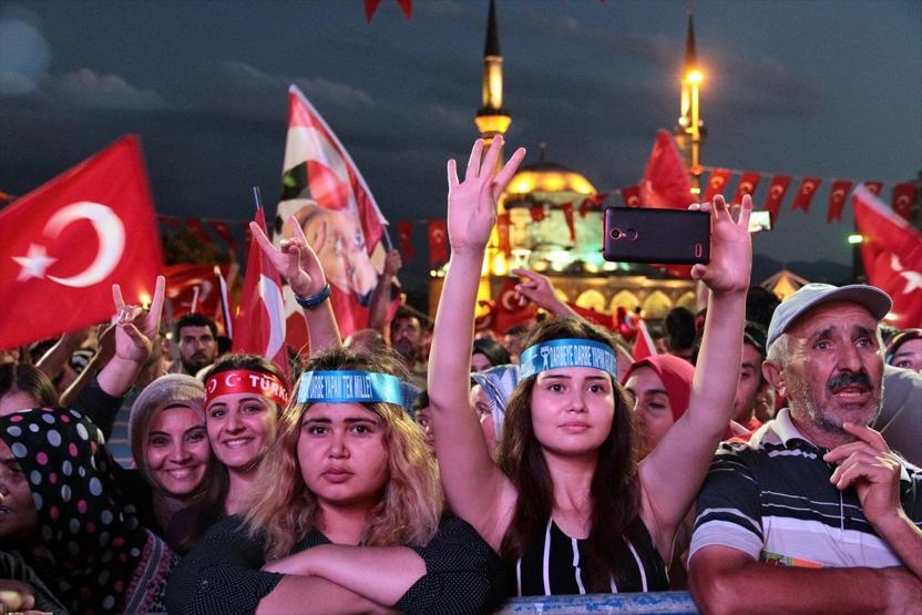 15 Temmuz Şehitler Köprüsünde oluşturulan alanı vatandaşlar doldurdu