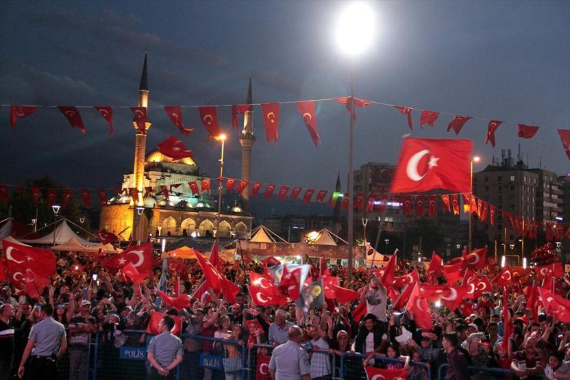 15 Temmuz Şehitler Köprüsünde oluşturulan alanı vatandaşlar doldurdu
