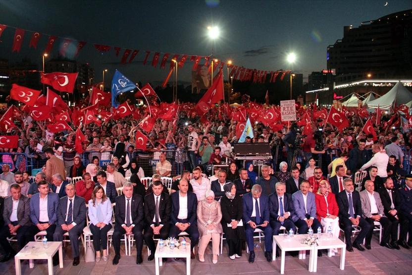 15 Temmuz Şehitler Köprüsünde oluşturulan alanı vatandaşlar doldurdu
