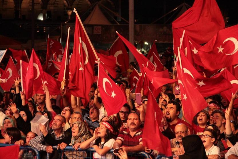 15 Temmuz Şehitler Köprüsünde oluşturulan alanı vatandaşlar doldurdu