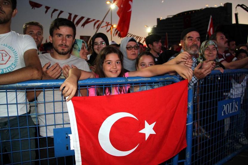 15 Temmuz Şehitler Köprüsünde oluşturulan alanı vatandaşlar doldurdu