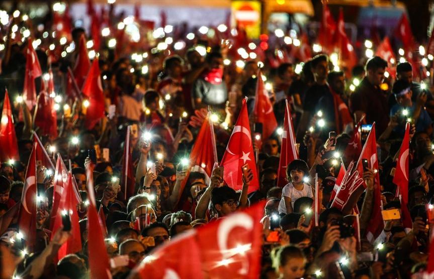 15 Temmuz Şehitler Köprüsünde oluşturulan alanı vatandaşlar doldurdu