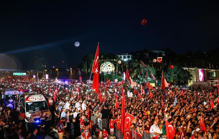15 Temmuz Şehitler Köprüsünde oluşturulan alanı vatandaşlar doldurdu