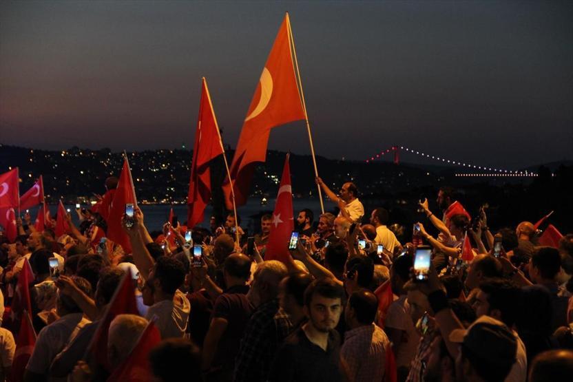 15 Temmuz Şehitler Köprüsünde oluşturulan alanı vatandaşlar doldurdu