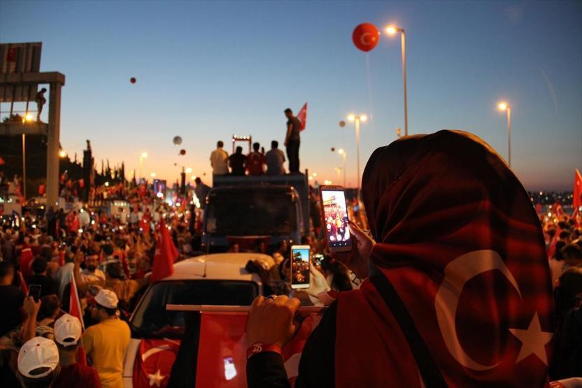 15 Temmuz Şehitler Köprüsünde oluşturulan alanı vatandaşlar doldurdu