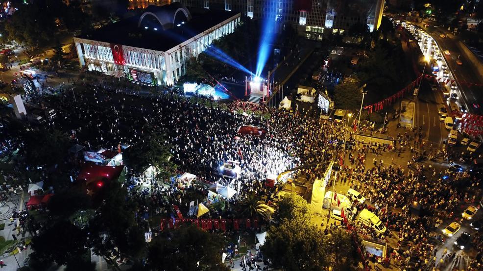 İBB önünde 15 Temmuz anması