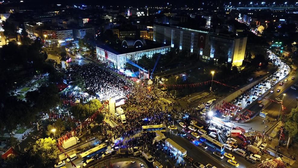 İBB önünde 15 Temmuz anması
